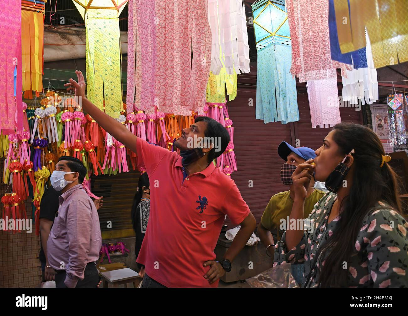 Mumbai, India. 01 Novembre 2021. La gente acquista lanterne al mercato delle lanterne di Matunga a Mumbai. Diwali è celebrato come festa delle luci in India. (Foto di Ashish Vaishnav/SOPA Images/Sipa USA) Credit: Sipa USA/Alamy Live News Foto Stock