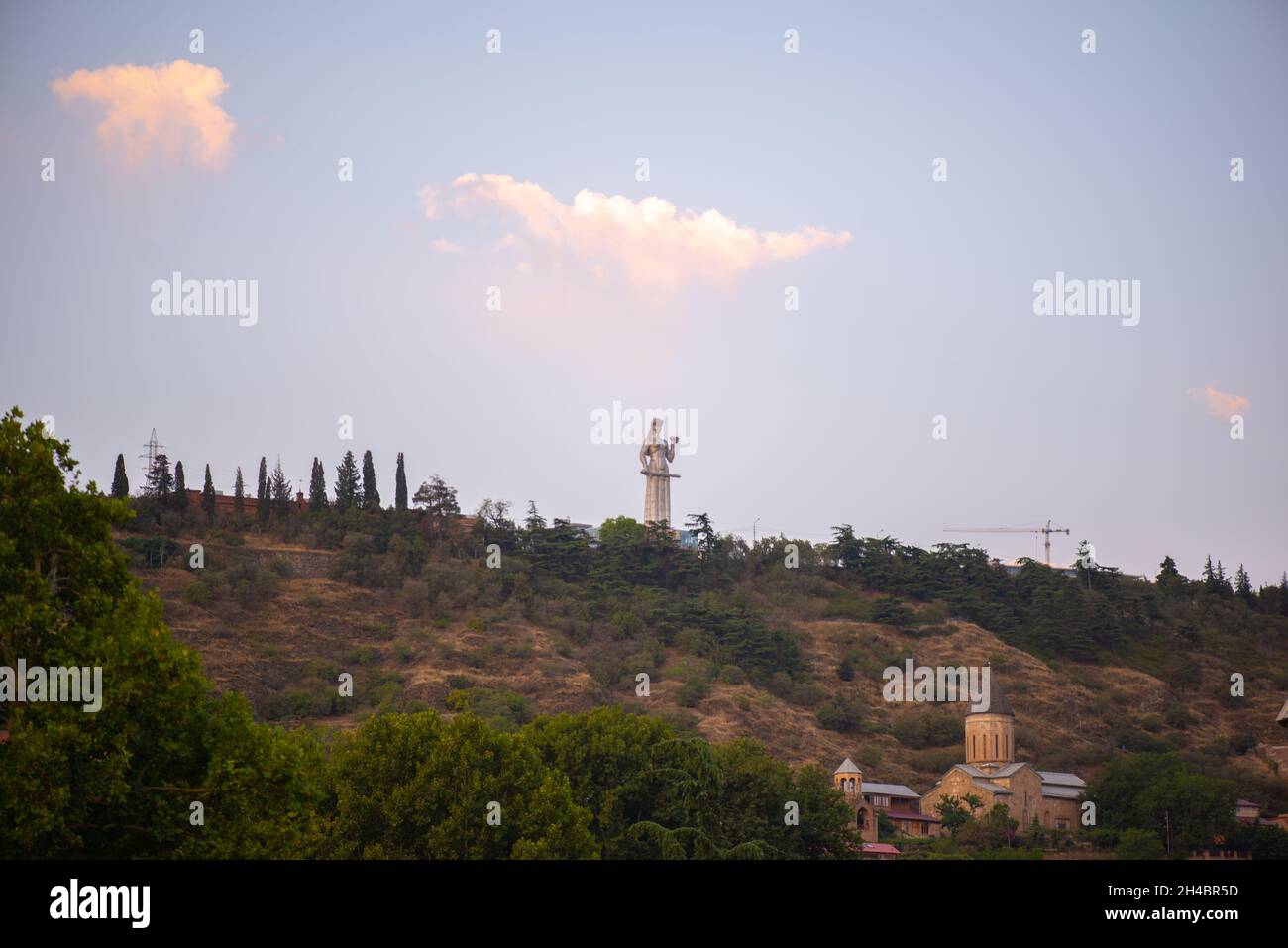 Vista della madre della Georgia dal parco di Tbilisi Foto Stock