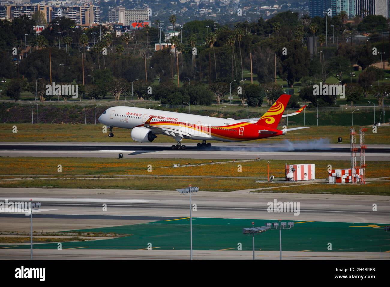 Los Angeles, California, Stati Uniti. 28 marzo 2019. Un Airbus se di Hong Kong Airlines A350-900 (registrazione B-LGE) atterra all'aeroporto internazionale di Los Angeles (LAX) giovedì 28 marzo 2019 a Los Angeles, California © 2019 Patrick T. Fallon (Credit Image: © Patrick Fallon/ZUMA Press Wire) Foto Stock