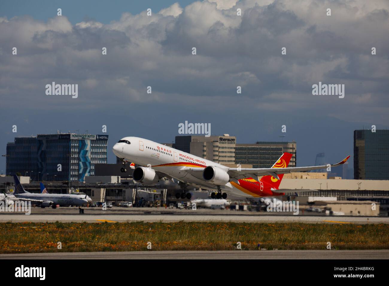 Los Angeles, California, Stati Uniti. 28 marzo 2019. Un Airbus se di Hong Kong Airlines A350-900 (registrazione B-LGE) parte dall'aeroporto internazionale di Los Angeles (LAX) giovedì 28 marzo 2019 a Los Angeles, California © 2019 Patrick T. Fallon (Credit Image: © Patrick Fallon/ZUMA Press Wire) Foto Stock