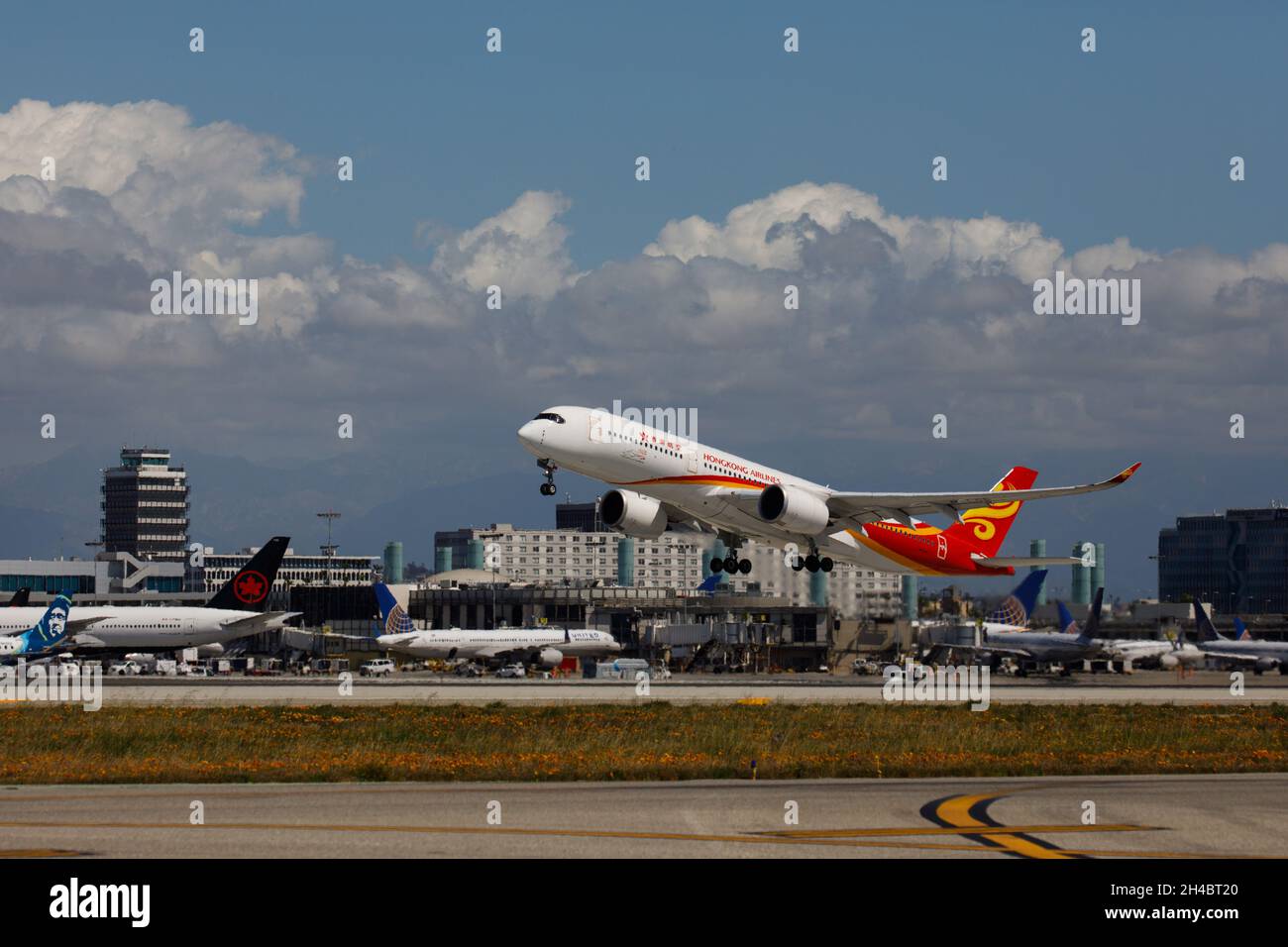 Los Angeles, California, Stati Uniti. 28 marzo 2019. Un Airbus se di Hong Kong Airlines A350-900 (registrazione B-LGE) parte dall'aeroporto internazionale di Los Angeles (LAX) giovedì 28 marzo 2019 a Los Angeles, California © 2019 Patrick T. Fallon (Credit Image: © Patrick Fallon/ZUMA Press Wire) Foto Stock