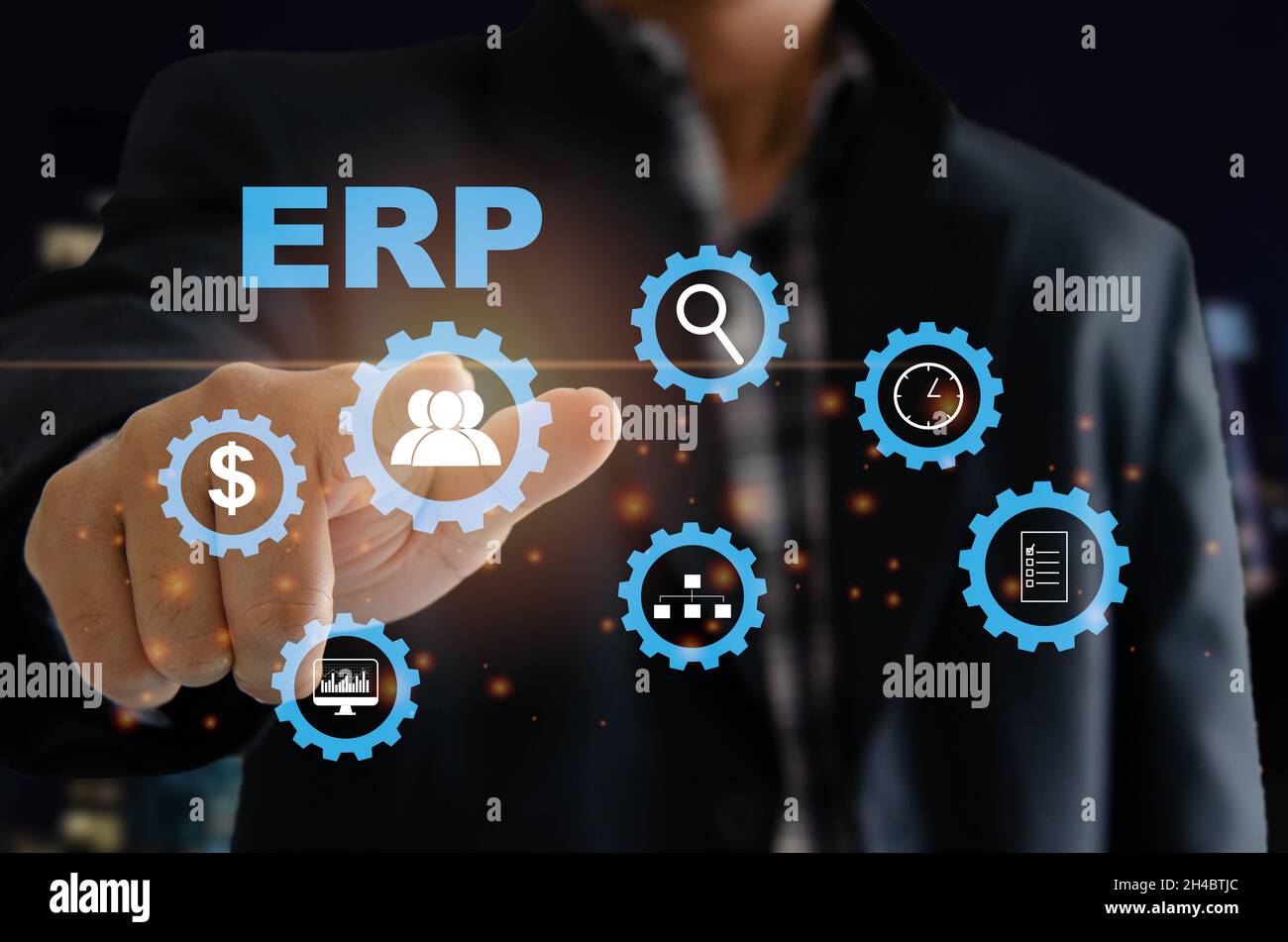 Enterprise Resource Planning (ERP) sistema software per piani di risorse aziendali. La mano di un uomo tocca la parola ERP su uno schermo virtuale. Foto Stock