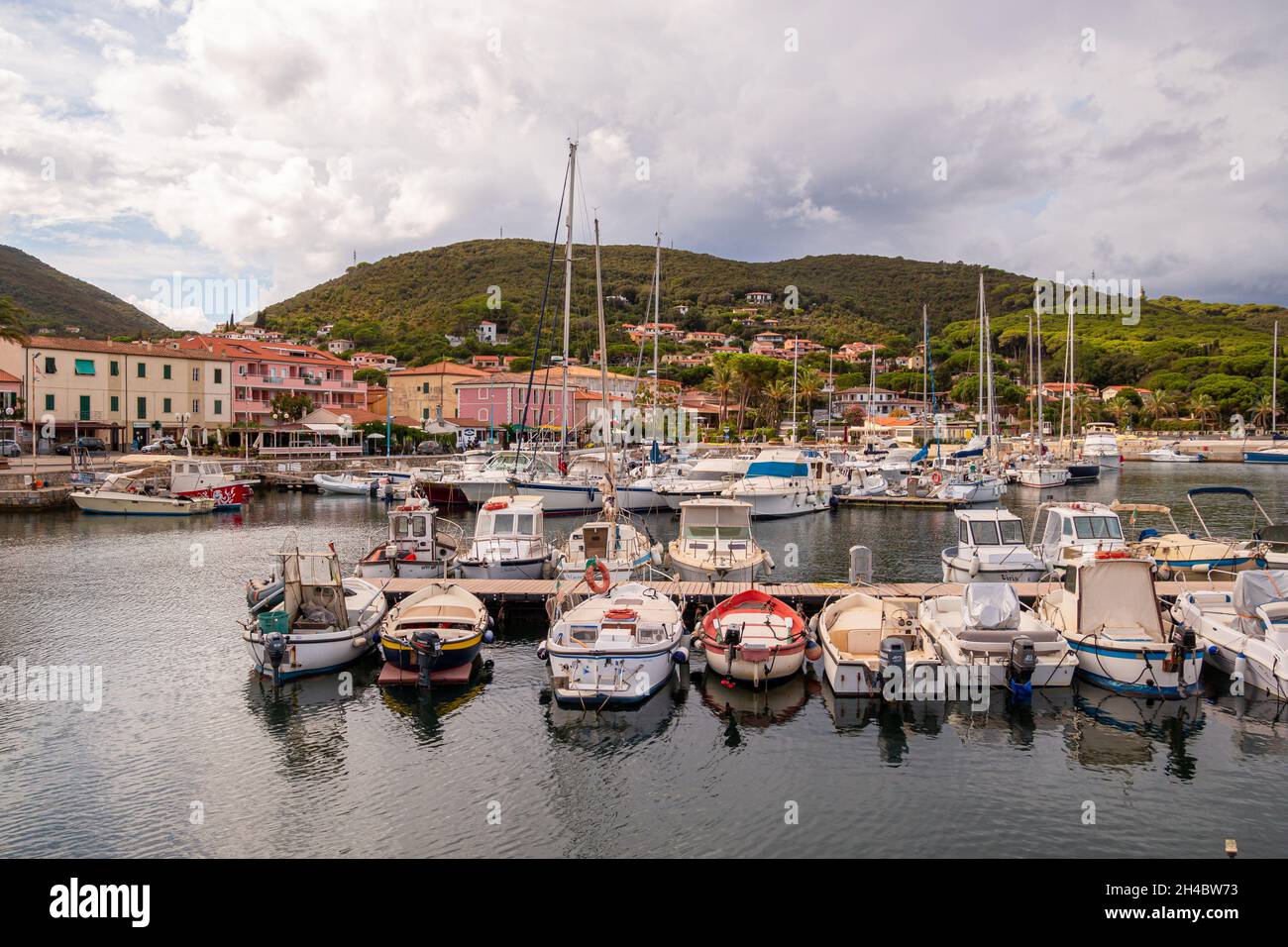 Cavo, Isola d'Elba Provincia di Livorno Italia - 20 settembre 2021 Porto colorato di cavo Foto Stock