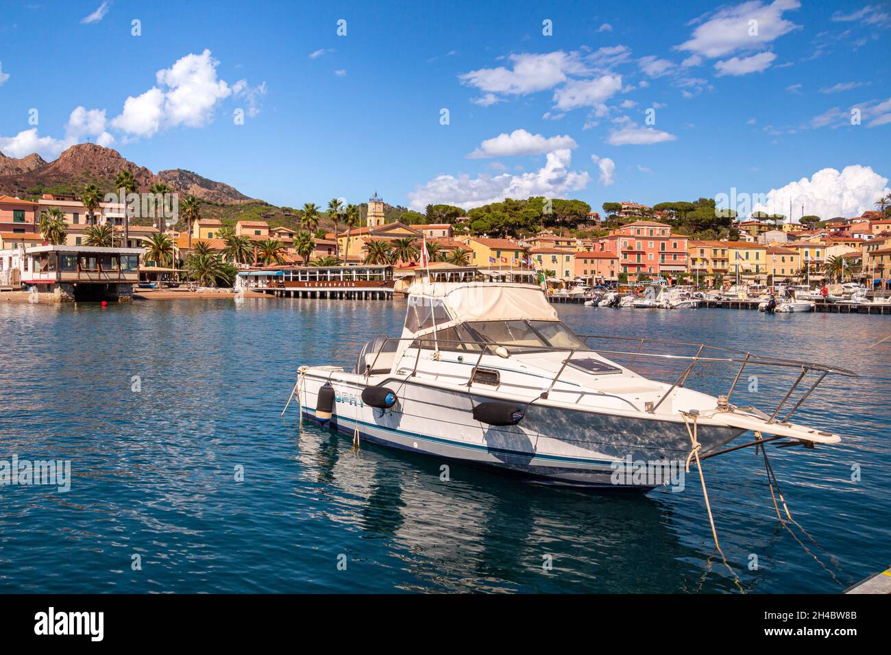 Porto Azzurro, Isola d'Elba, Italia - 19 Settembre 2021 paesaggio urbano colorato del Porto di Porto Azzurro Foto Stock