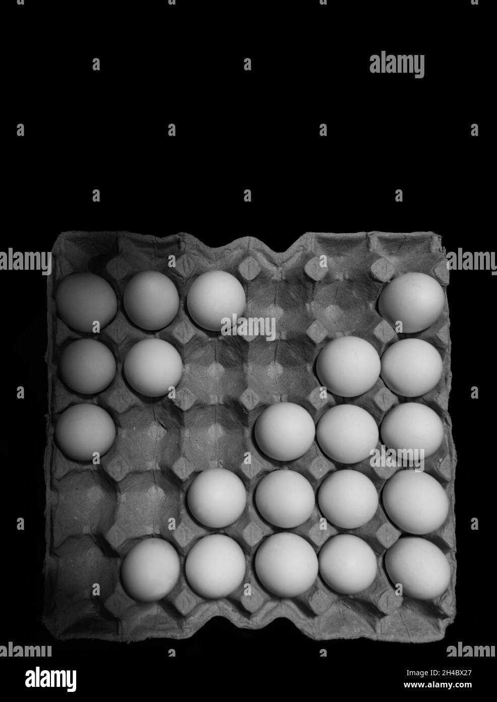 Shot verticale di uova fresche su sfondo nero Foto Stock