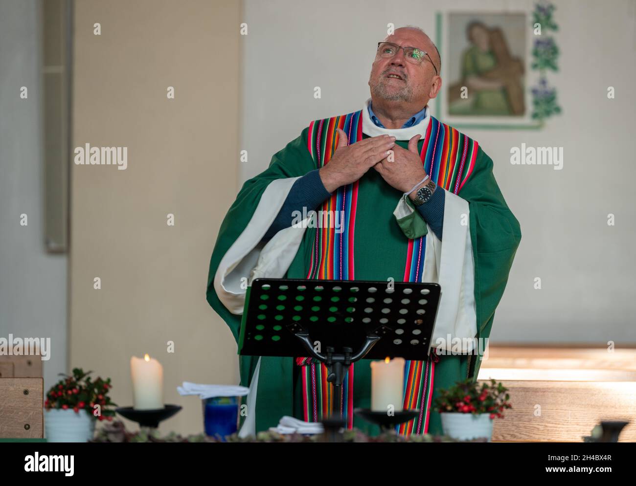Trier, Germania. 24 ottobre 2021. Padre Ralf Schmitz (l) parla e ...