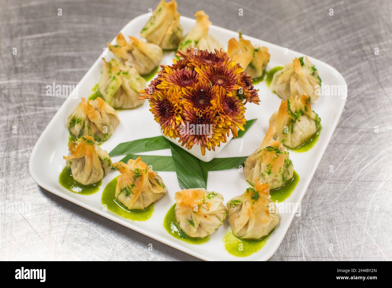 Un hors d'oeuvre, antipasti sono passati in un evento. Foto Stock