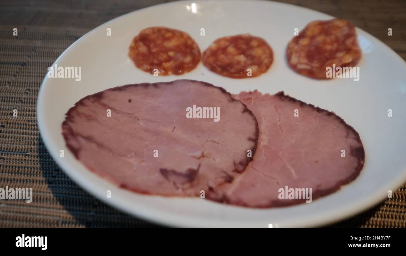 Deli Ham e Pepperoni su un piatto Foto Stock