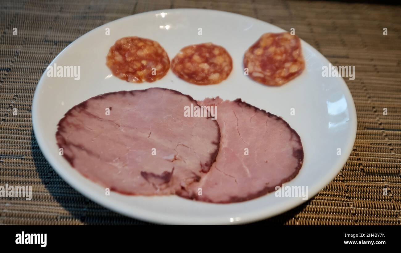 Deli Ham e Pepperoni su un piatto Foto Stock
