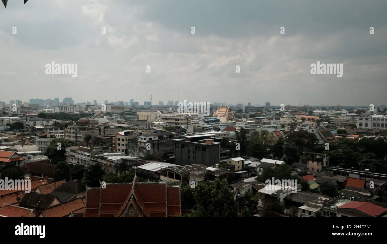 Vista dallo skyline urbano Vista dal Wat Saket Ratcha Wora Maha Wihan nel distretto di Pom Prap Sattru Phai, Bangkok, Thailandia Foto Stock