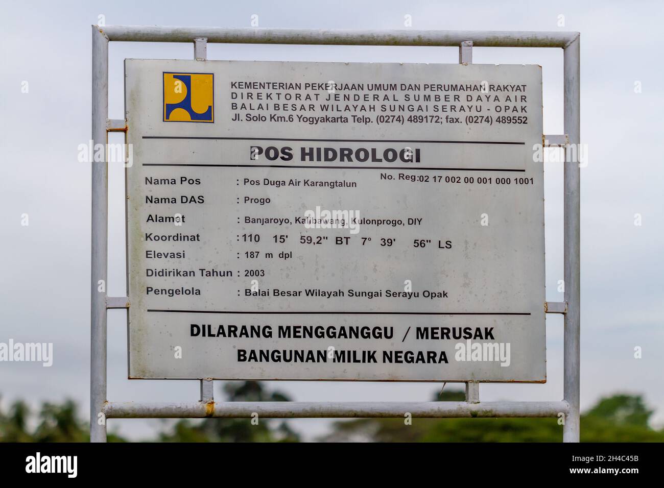 Un segno in un luogo appartenente alla direzione delle risorse idriche, per monitorare e controllare lo spartiacque progo a Yogyakarta. YOGYAKARTA, INDONESIA Foto Stock