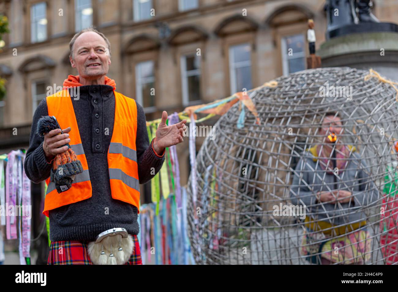 Glasgow, Scozia, Regno Unito. 2 novembre 2021. La mia promessa Madre Terra. Le persone devono prendere in mano le questioni del cambiamento climatico e della protezione ambientale. Ogni contributo, non importa quanto piccolo, è assolutamente utile e indispensabile. Il vertice della COP26 riunisce le parti per accelerare l'azione verso gli obiettivi dell'accordo di Parigi e della convenzione quadro delle Nazioni Unite sui cambiamenti climatici. La conferenza delle Nazioni Unite sul clima. Glasgow, Scozia. Credit: Majority World CIC/Alamy Live News Foto Stock
