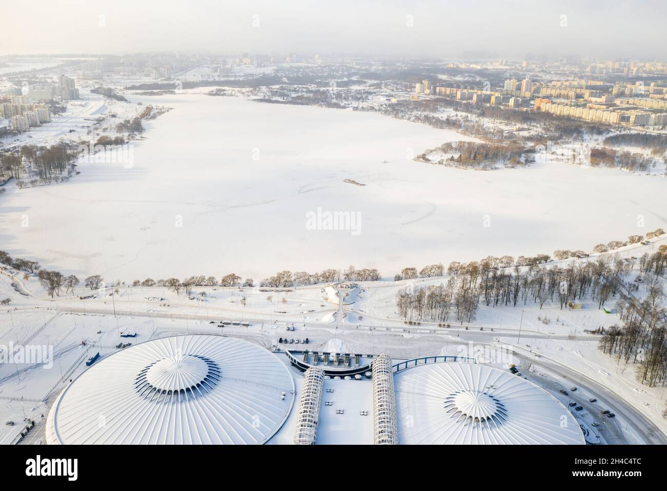 Vista dall'alto in inverno di un moderno complesso sportivo con parcheggio a Minsk. Bielorussia. Foto Stock