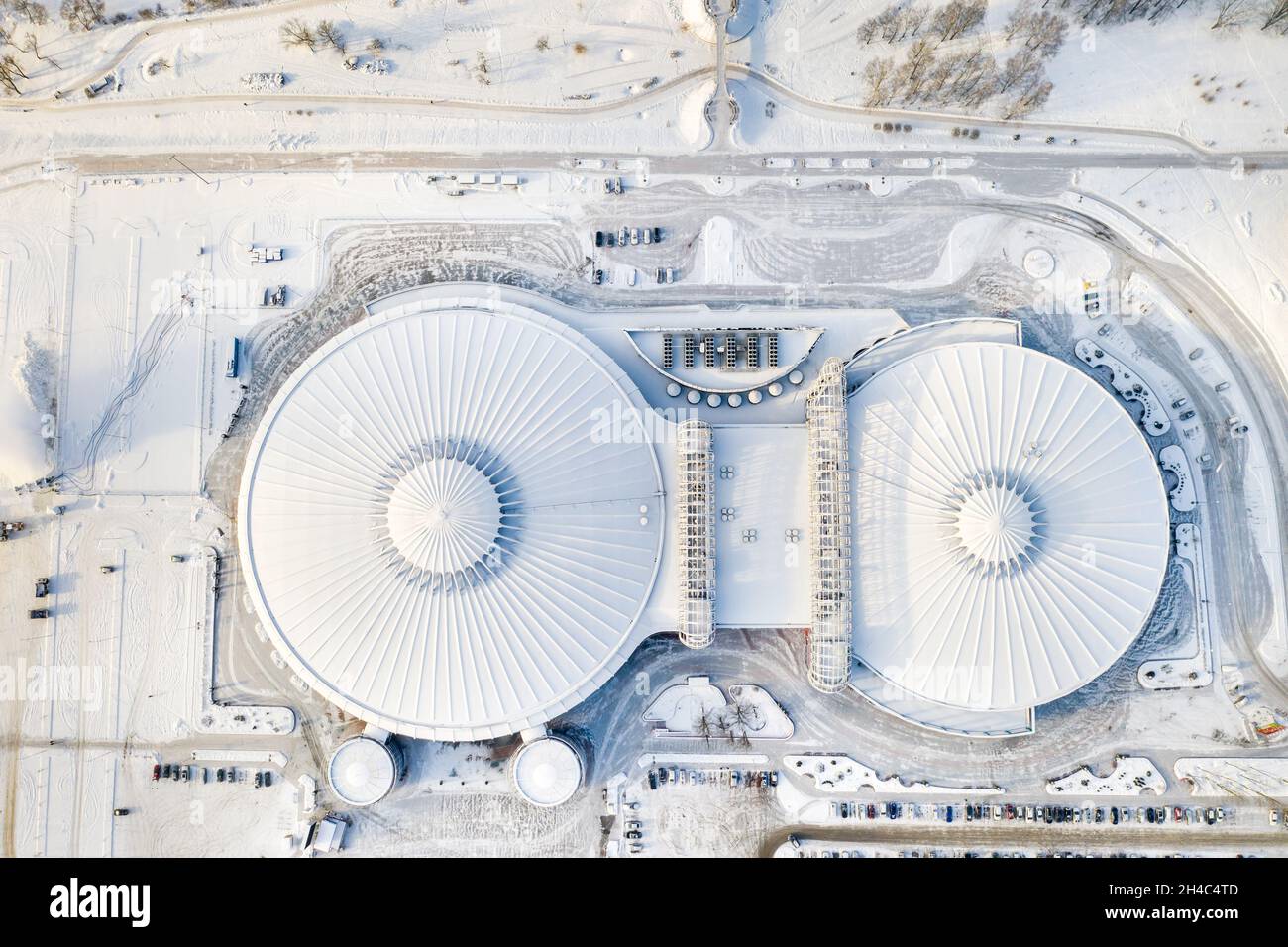 Vista dall'alto in inverno di un moderno complesso sportivo con parcheggio a Minsk. Bielorussia. Foto Stock