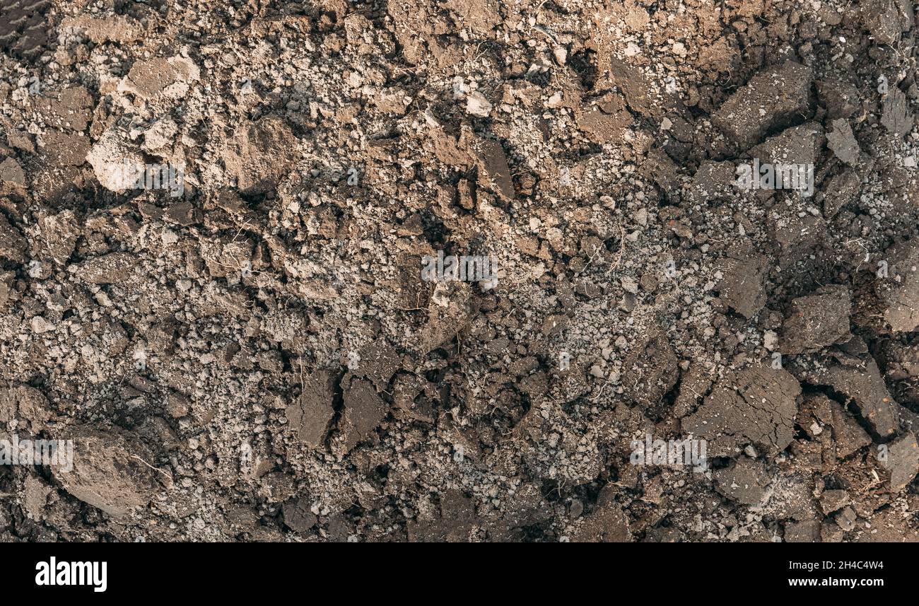 Nero terreno scuro sporco sfondo trama, modello naturale. Vista dall'alto. Zolle di terra Foto Stock