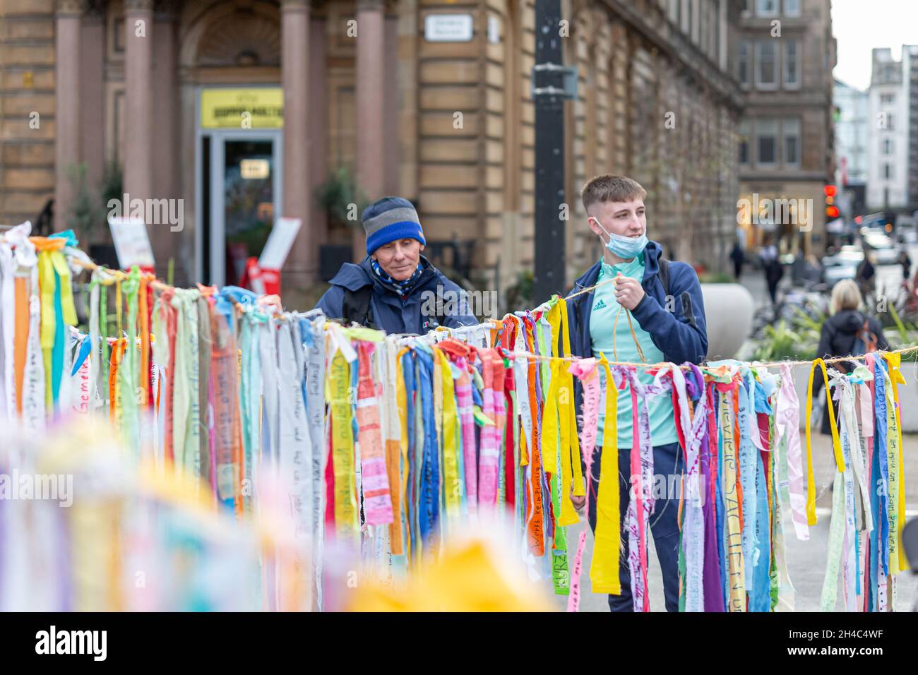 Glasgow, Scozia, Regno Unito. 2 novembre 2021. La mia promessa Madre Terra. Le persone devono prendere in mano le questioni del cambiamento climatico e della protezione ambientale. Ogni contributo, non importa quanto piccolo, è assolutamente utile e indispensabile. Il vertice della COP26 riunisce le parti per accelerare l'azione verso gli obiettivi dell'accordo di Parigi e della convenzione quadro delle Nazioni Unite sui cambiamenti climatici. La conferenza delle Nazioni Unite sul clima. Glasgow, Scozia. Credit: Majority World CIC/Alamy Live News Foto Stock