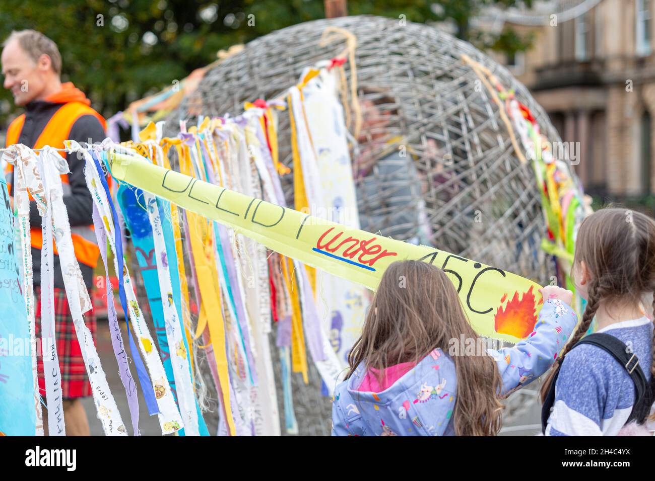 Glasgow, Scozia, Regno Unito. 2 novembre 2021. La mia promessa Madre Terra. Le persone devono prendere in mano le questioni del cambiamento climatico e della protezione ambientale. Ogni contributo, non importa quanto piccolo, è assolutamente utile e indispensabile. Il vertice della COP26 riunisce le parti per accelerare l'azione verso gli obiettivi dell'accordo di Parigi e della convenzione quadro delle Nazioni Unite sui cambiamenti climatici. La conferenza delle Nazioni Unite sul clima. Glasgow, Scozia. Credit: Majority World CIC/Alamy Live News Foto Stock