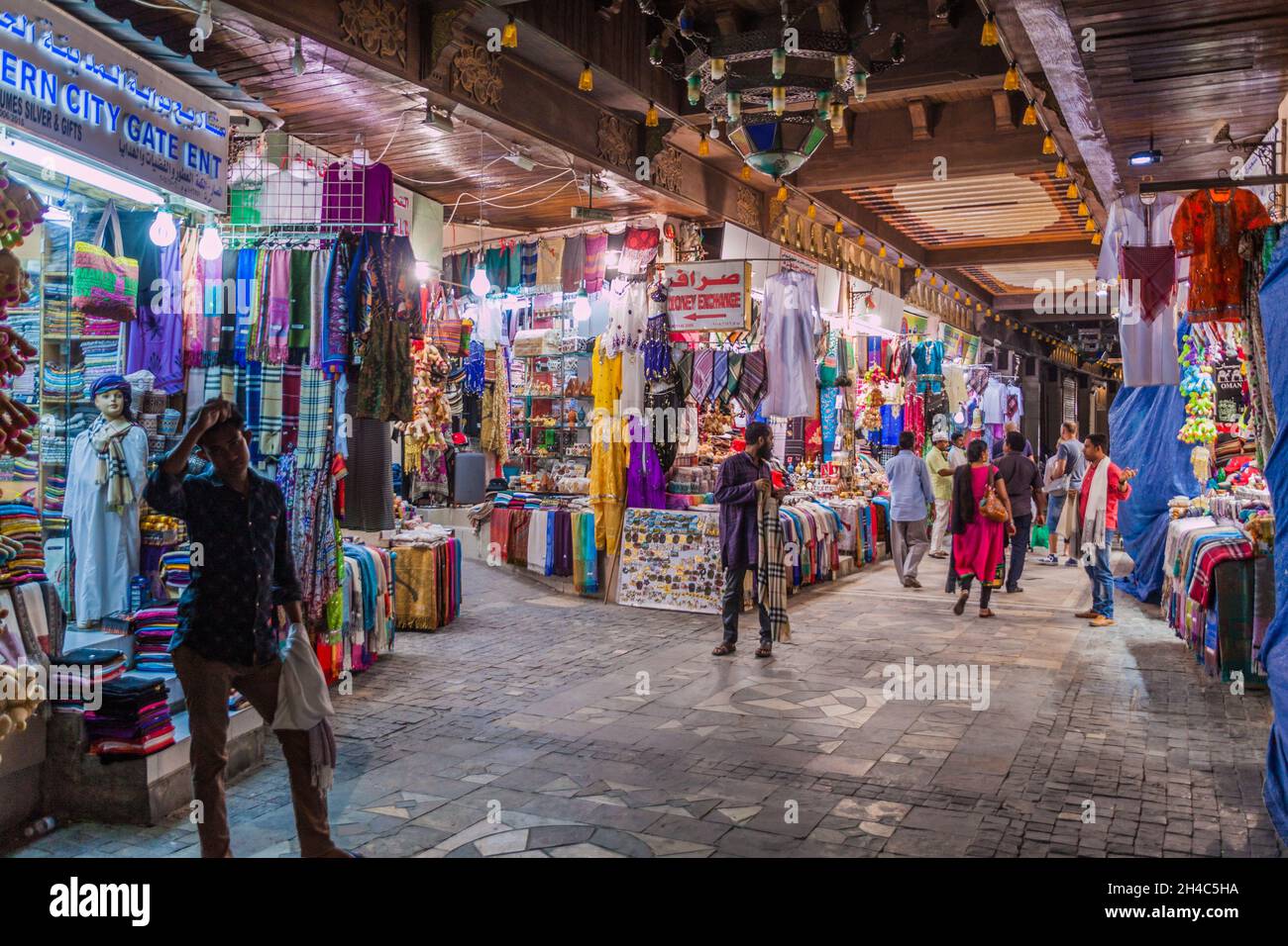 MUSCAT, OMAN - 23 FEBBRAIO 2017: Negozi di Muttrah souq a Muscat, Oman Foto Stock