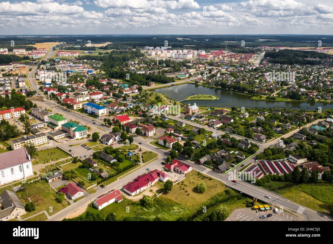 Vista dall'alto della città di Ostrovets in estate, regione di Grodno, diversi panorami della città.Bielorussia. Foto Stock