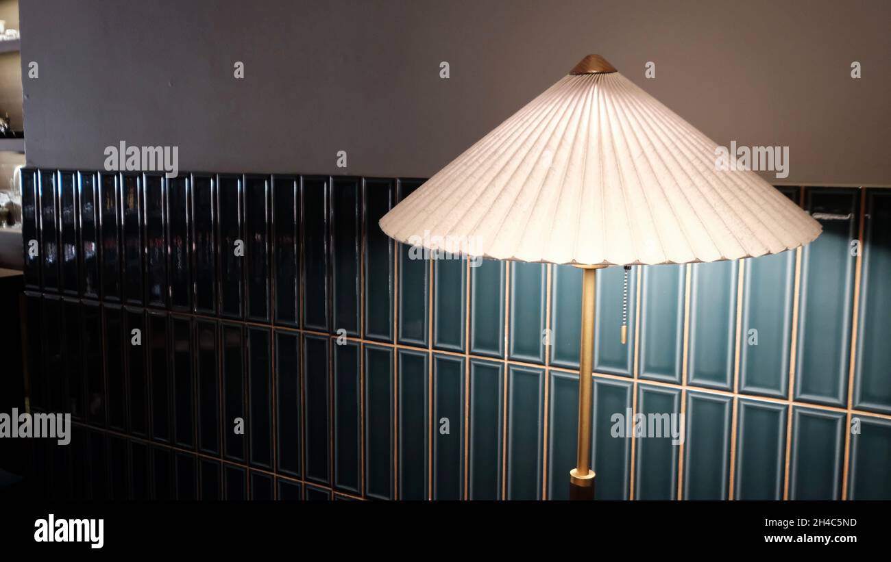 Lampada ombra e piastrelle verdi secondo piano di EKTENGPHUKI CAFFÈ Heritage Cafe Phat Sai Road Samphanthawong Chinatown Bangkok Thailandia เอ็กเต็งผู่กี่ Foto Stock