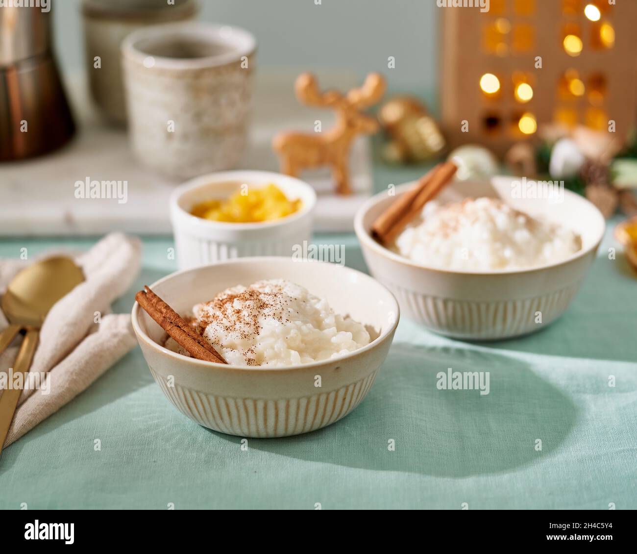 Cibo di Natale. Budino di riso. Dessert di riso francese. Sera di Natale o notte accogliente luce di lampada Foto Stock