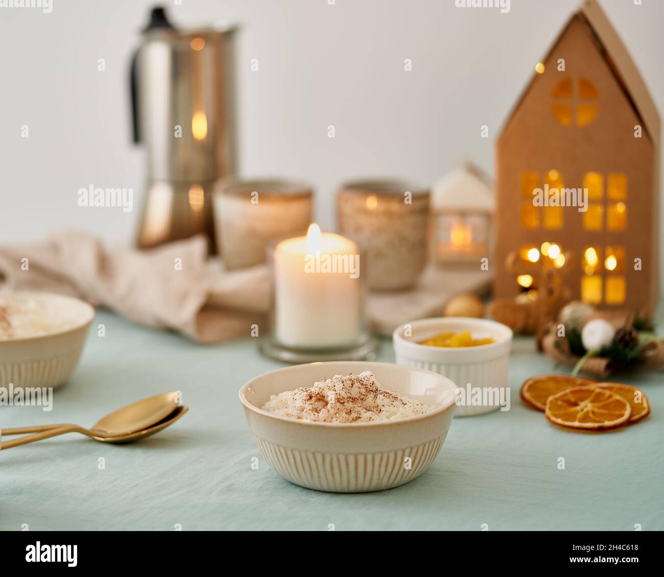 Natale accogliente atmosfera di brunch o colazione a casa con decorazione. Budino di riso. Foto Stock