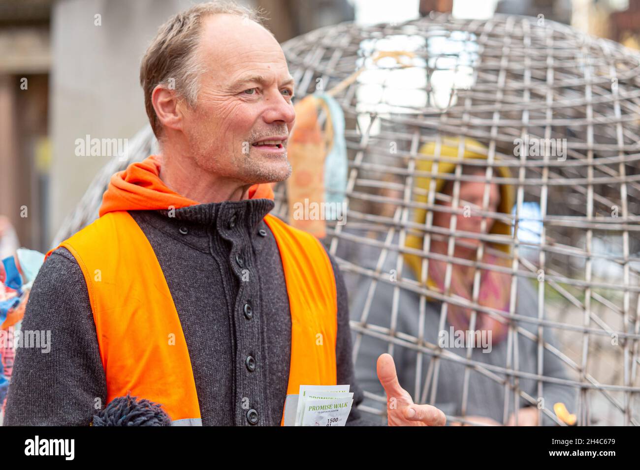 Glasgow, Scozia, Regno Unito. 2 novembre 2021. La mia promessa Madre Terra. Le persone devono prendere in mano le questioni del cambiamento climatico e della protezione ambientale. Ogni contributo, non importa quanto piccolo, è assolutamente utile e indispensabile. Il vertice della COP26 riunisce le parti per accelerare l'azione verso gli obiettivi dell'accordo di Parigi e della convenzione quadro delle Nazioni Unite sui cambiamenti climatici. La conferenza delle Nazioni Unite sul clima. Glasgow, Scozia. Credit: Majority World CIC/Alamy Live News Foto Stock