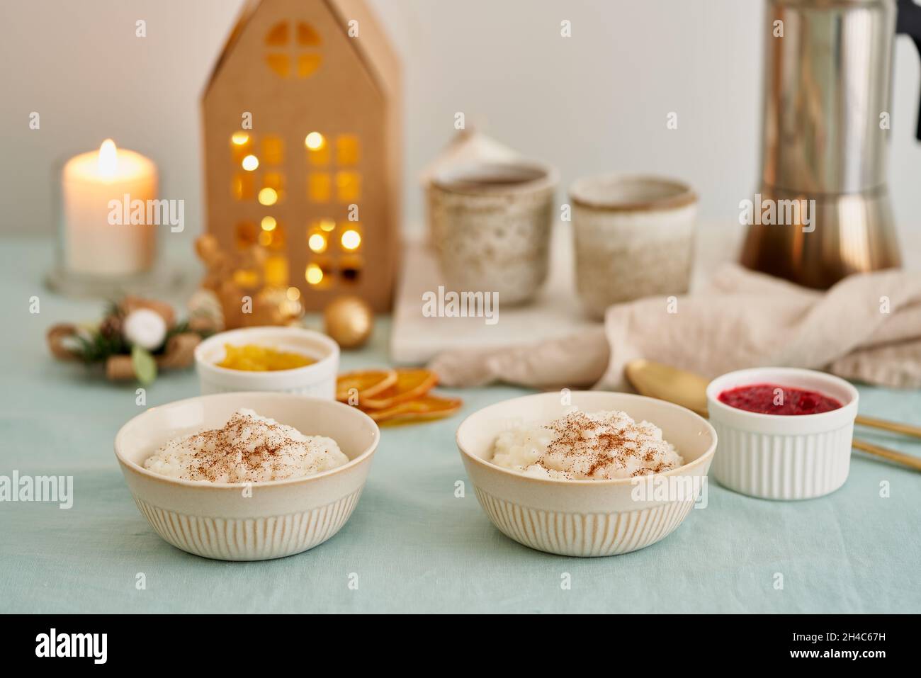 Cibo di Natale. Budino di riso. Dessert al riso al latte francese. Pastello atmosfera accogliente mattina vacanza Foto Stock