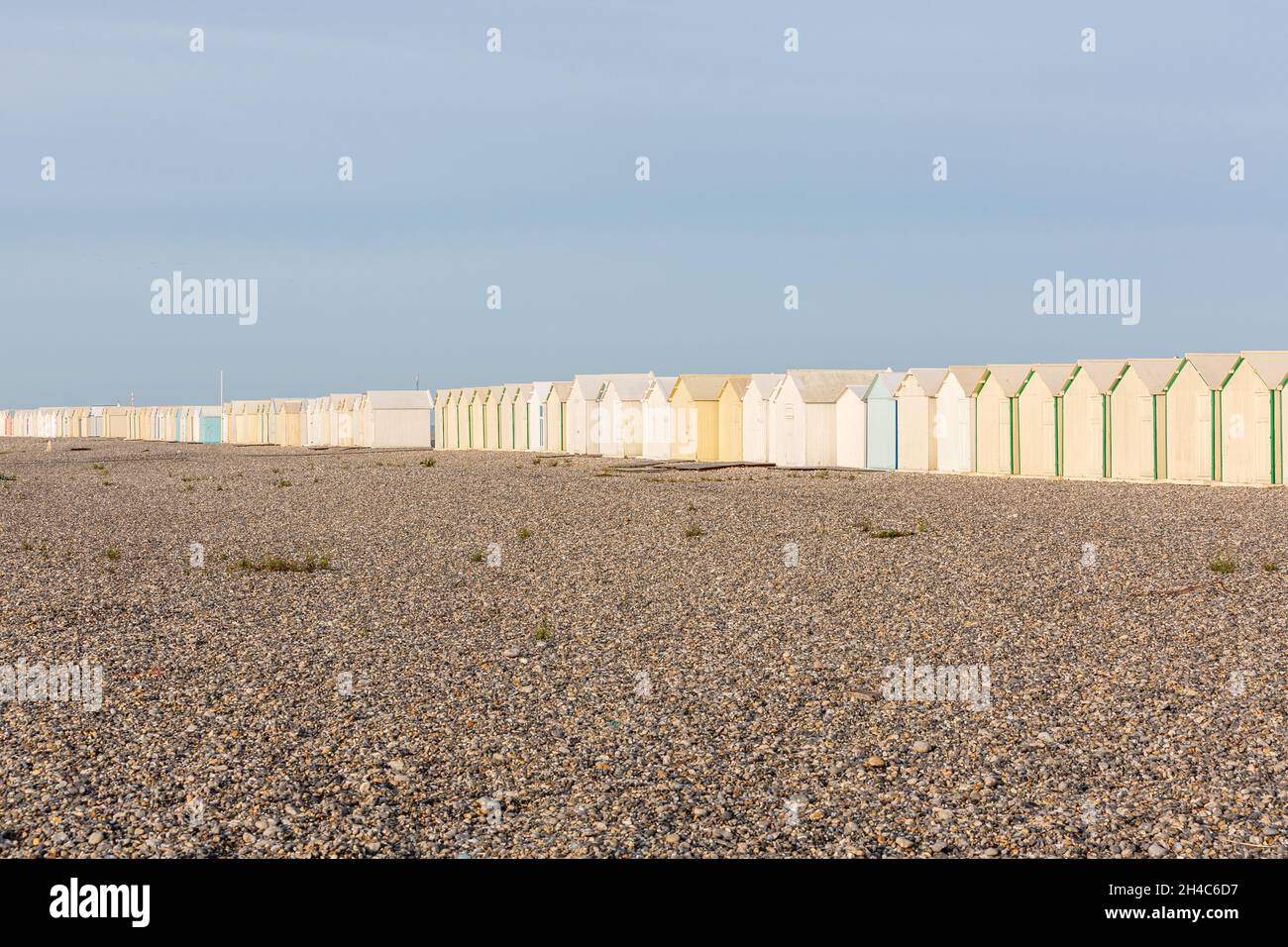 Allineamento delle cabine sulla spiaggia a Cayeux-sur-Mer. Opal Coast, Francia Foto Stock