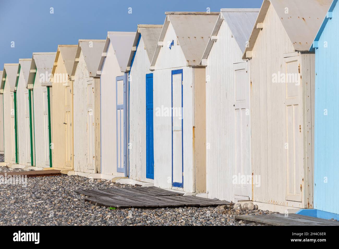 Allineamento delle cabine sulla spiaggia a Cayeux-sur-Mer. Opal Coast, Francia Foto Stock