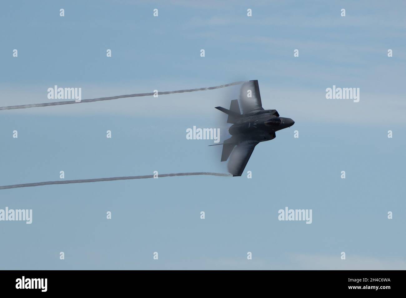 31 ottobre 2021, Salinas, CA: Vapor circonda il Lockheed Martin F-35A Lightning II pilotato dal maggiore dell'aeronautica Kristin Wolfe durante il 40° Annual California International Airshow. (Stan Szeto/immagine dello sport) Foto Stock