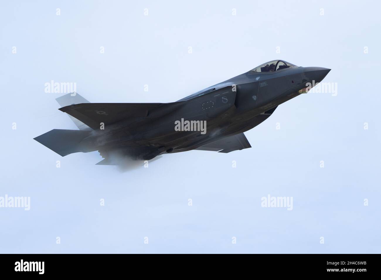 31 ottobre 2021, Salinas, CA: Vapor circonda il Lockheed Martin F-35A Lightning II pilotato dal maggiore dell'aeronautica Kristin Wolfe durante il 40° Annual California International Airshow. (Stan Szeto/immagine dello sport) Foto Stock