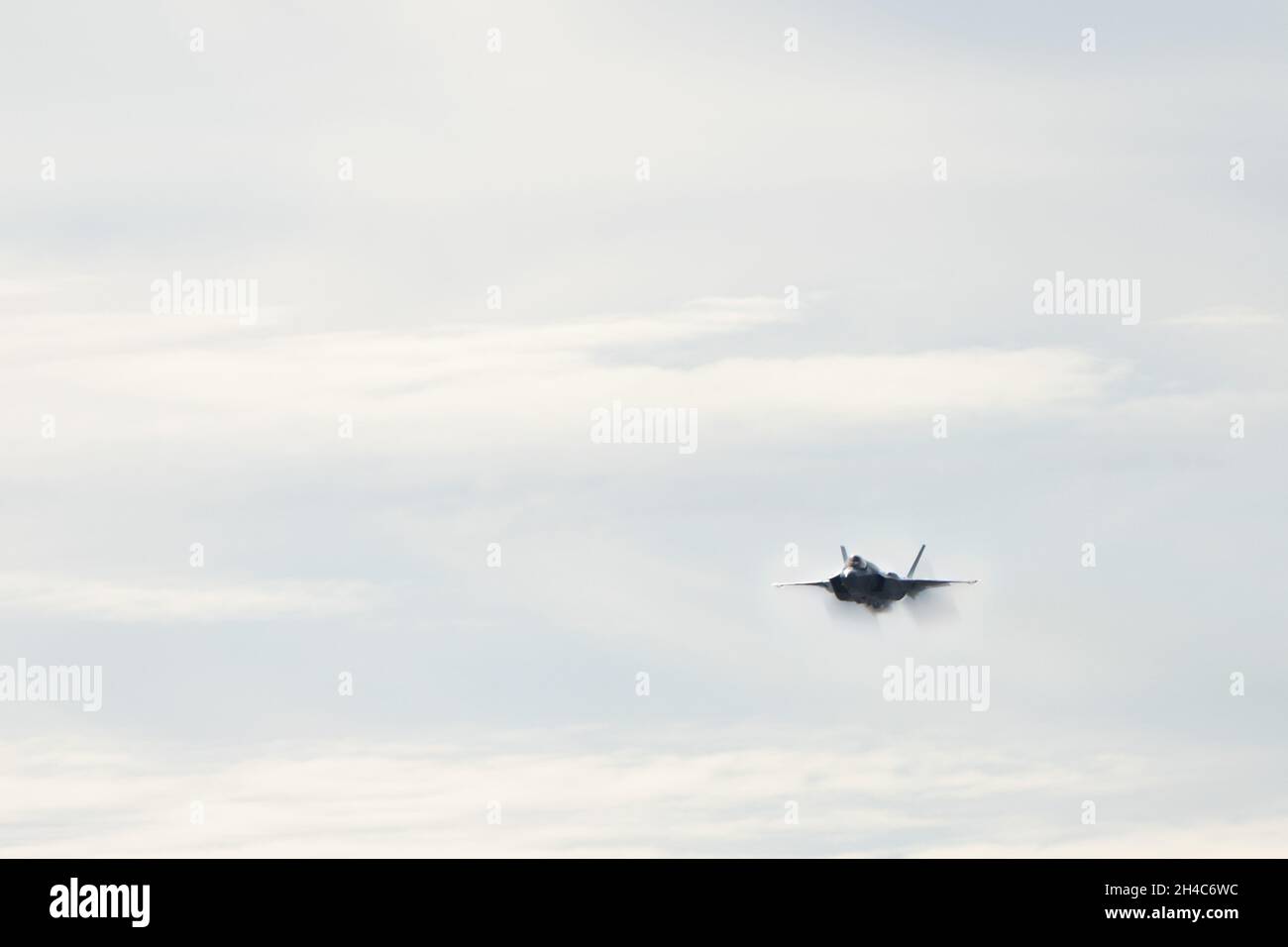 31 ottobre 2021, Salinas, CA: Vapor circonda il Lockheed Martin F-35A Lightning II pilotato dal maggiore dell'aeronautica Kristin Wolfe durante il 40° Annual California International Airshow. (Stan Szeto/immagine dello sport) Foto Stock