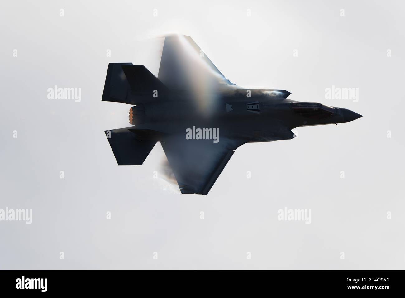 31 ottobre 2021, Salinas, CA: Vapor circonda il Lockheed Martin F-35A Lightning II pilotato dal maggiore dell'aeronautica Kristin Wolfe durante il 40° Annual California International Airshow. (Stan Szeto/immagine dello sport) Foto Stock