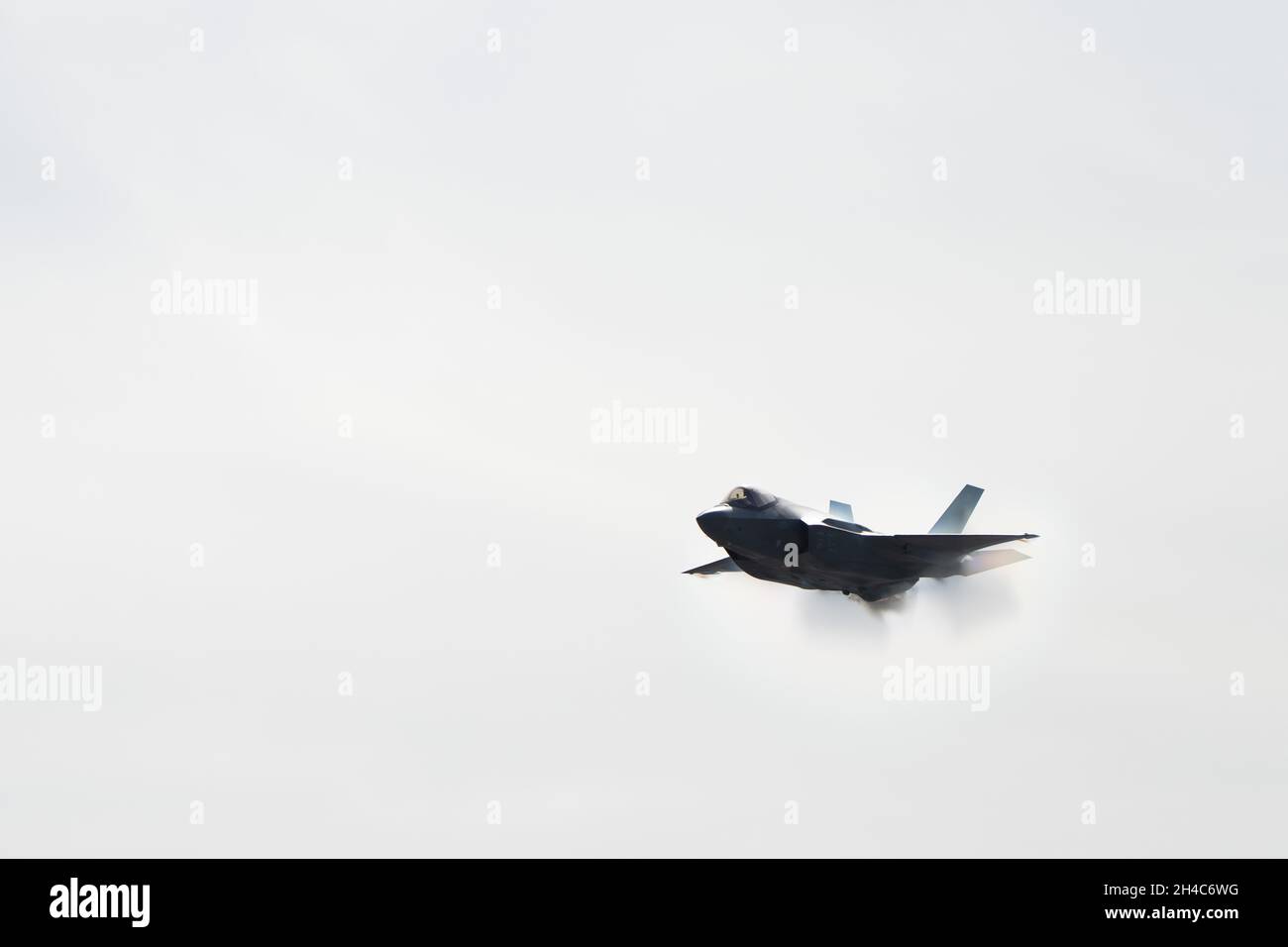 31 ottobre 2021, Salinas, CA: Vapor circonda il Lockheed Martin F-35A Lightning II pilotato dal maggiore dell'aeronautica Kristin Wolfe durante il 40° Annual California International Airshow. (Stan Szeto/immagine dello sport) Foto Stock