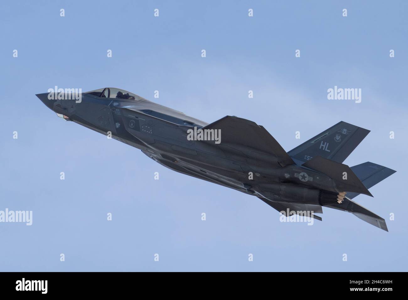 31 ottobre 2021, Salinas, CA: Il Lockheed Martin F-35A Lightning II vola in alto come pilotato dal maggiore dell'aeronautica Kristin Wolfe durante il 40° Annual California International Airshow. (Stan Szeto/immagine dello sport) Foto Stock