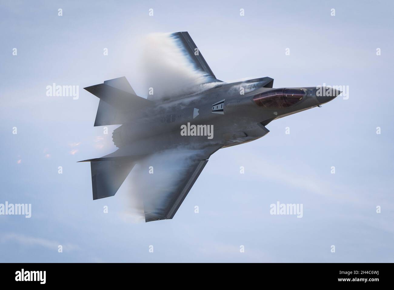 31 ottobre 2021, Salinas, CA: Vapor circonda il Lockheed Martin F-35A Lightning II pilotato dal maggiore dell'aeronautica Kristin Wolfe durante il 40° Annual California International Airshow. (Stan Szeto/immagine dello sport) Foto Stock