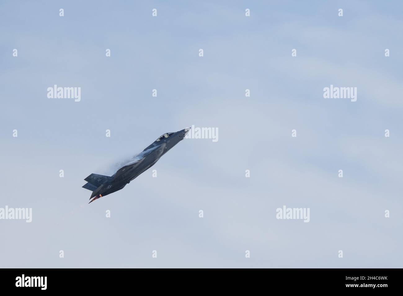 31 ottobre 2021, Salinas, CA: Vapor circonda il Lockheed Martin F-35A Lightning II pilotato dal maggiore dell'aeronautica Kristin Wolfe durante il 40° Annual California International Airshow. (Stan Szeto/immagine dello sport) Foto Stock