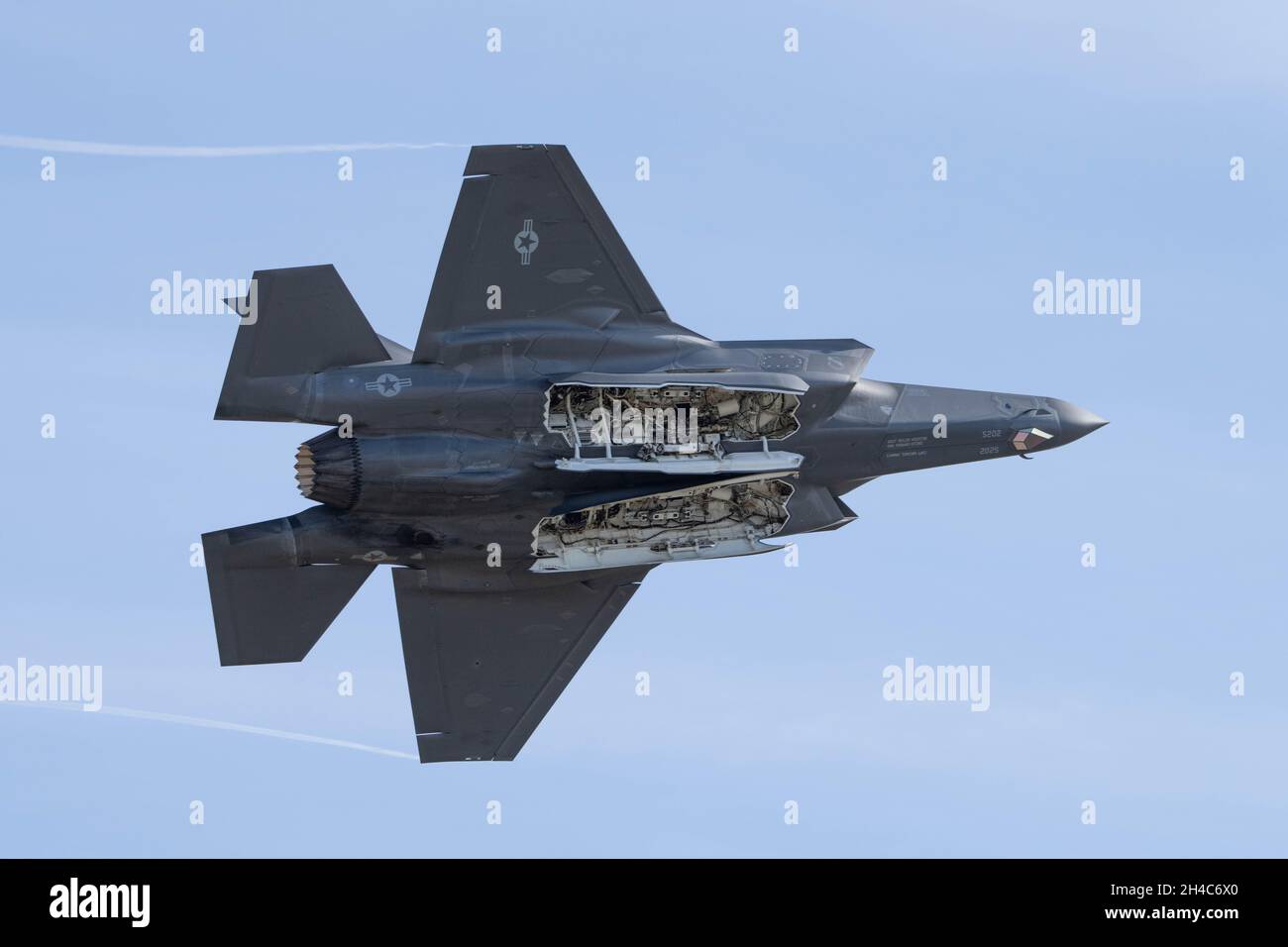 31 ottobre 2021, Salinas, CA: Il Lockheed Martin F-35A Lightning II vola in alto come pilotato dal maggiore dell'aeronautica Kristin Wolfe durante il 40° Annual California International Airshow. (Stan Szeto/immagine dello sport) Foto Stock