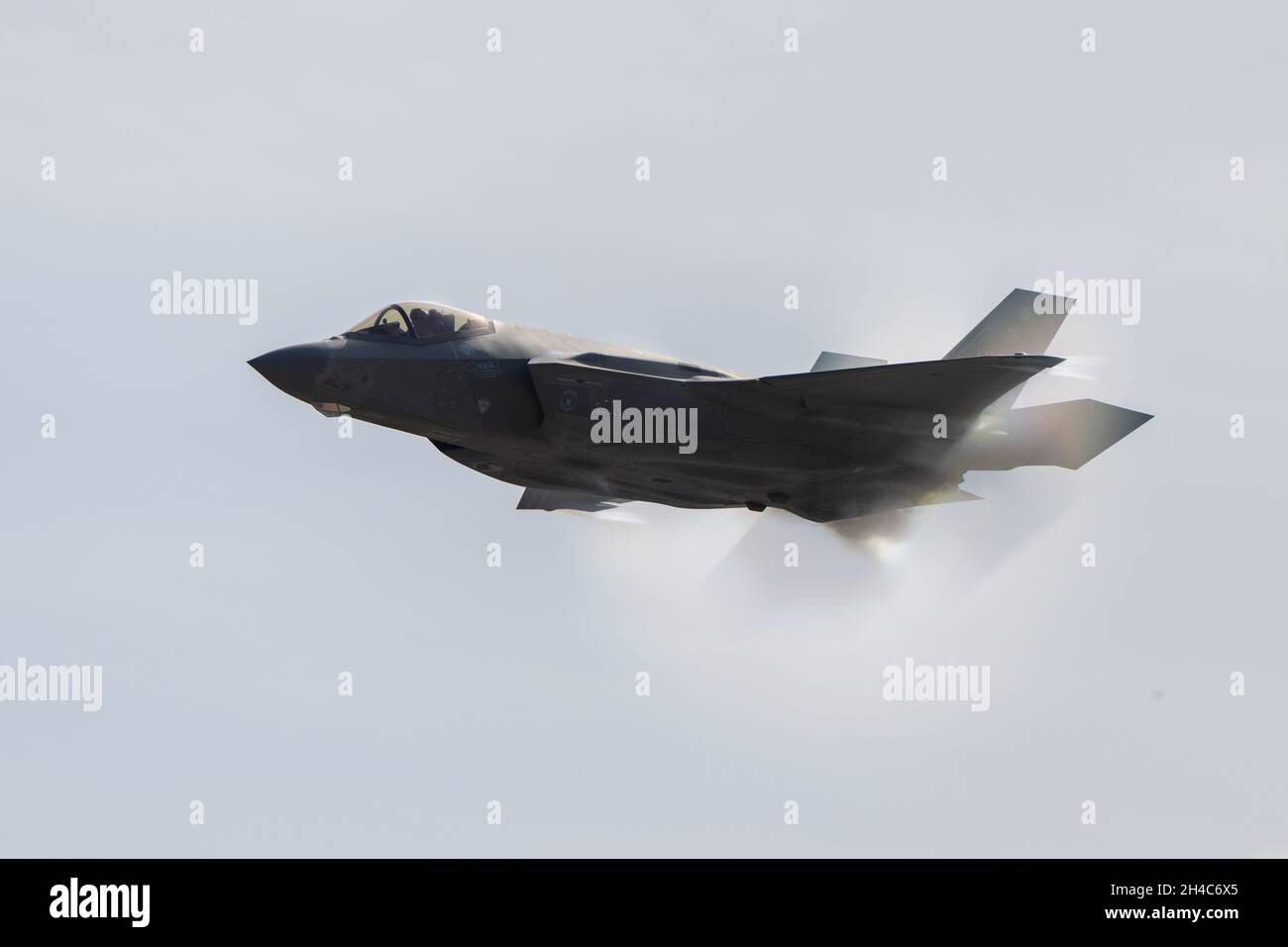 31 ottobre 2021, Salinas, CA: Vapor circonda il Lockheed Martin F-35A Lightning II pilotato dal maggiore dell'aeronautica Kristin Wolfe durante il 40° Annual California International Airshow. (Stan Szeto/immagine dello sport) Foto Stock