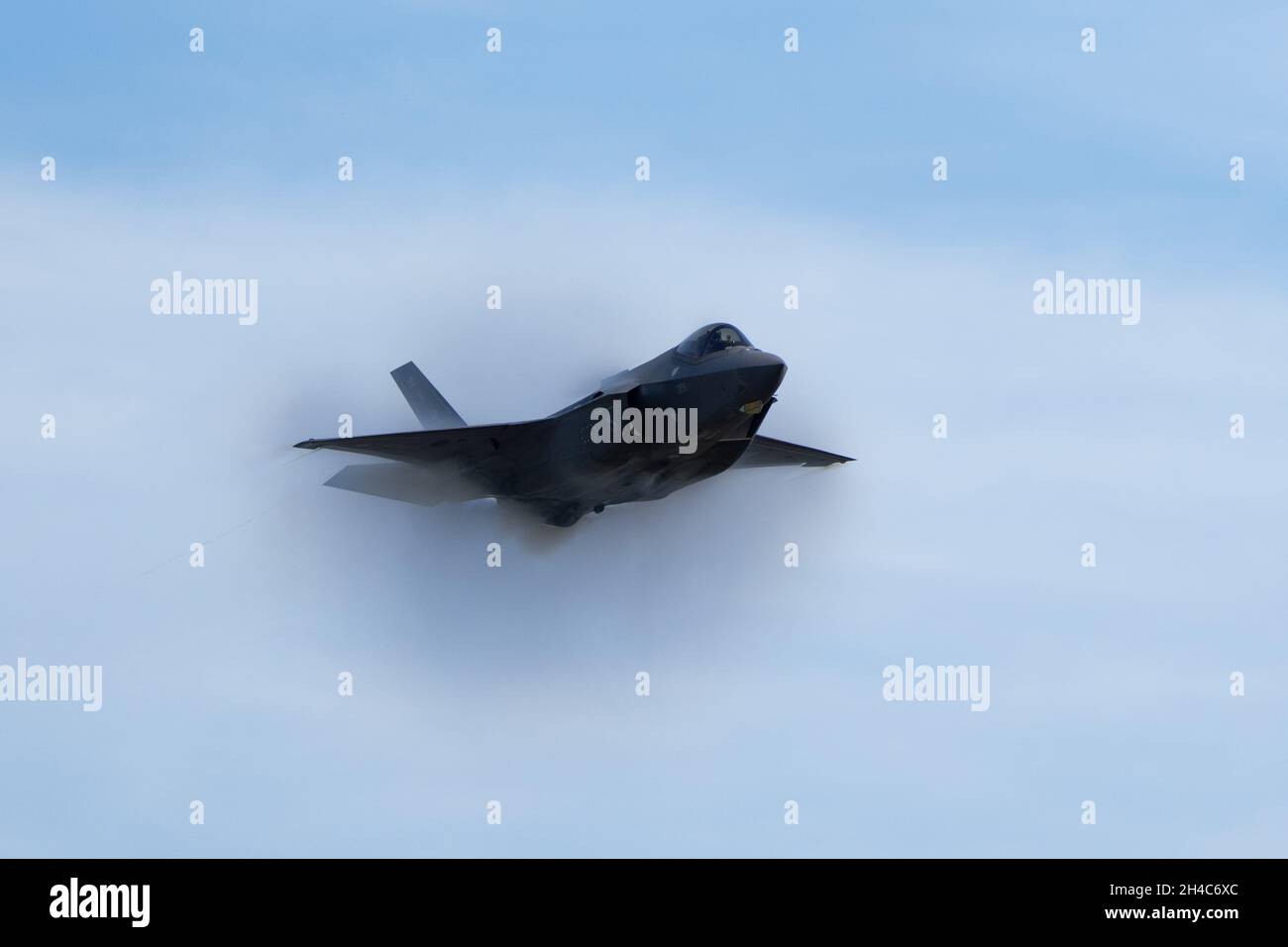 31 ottobre 2021, Salinas, CA: Vapor circonda il Lockheed Martin F-35A Lightning II pilotato dal maggiore dell'aeronautica Kristin Wolfe durante il 40° Annual California International Airshow. (Stan Szeto/immagine dello sport) Foto Stock