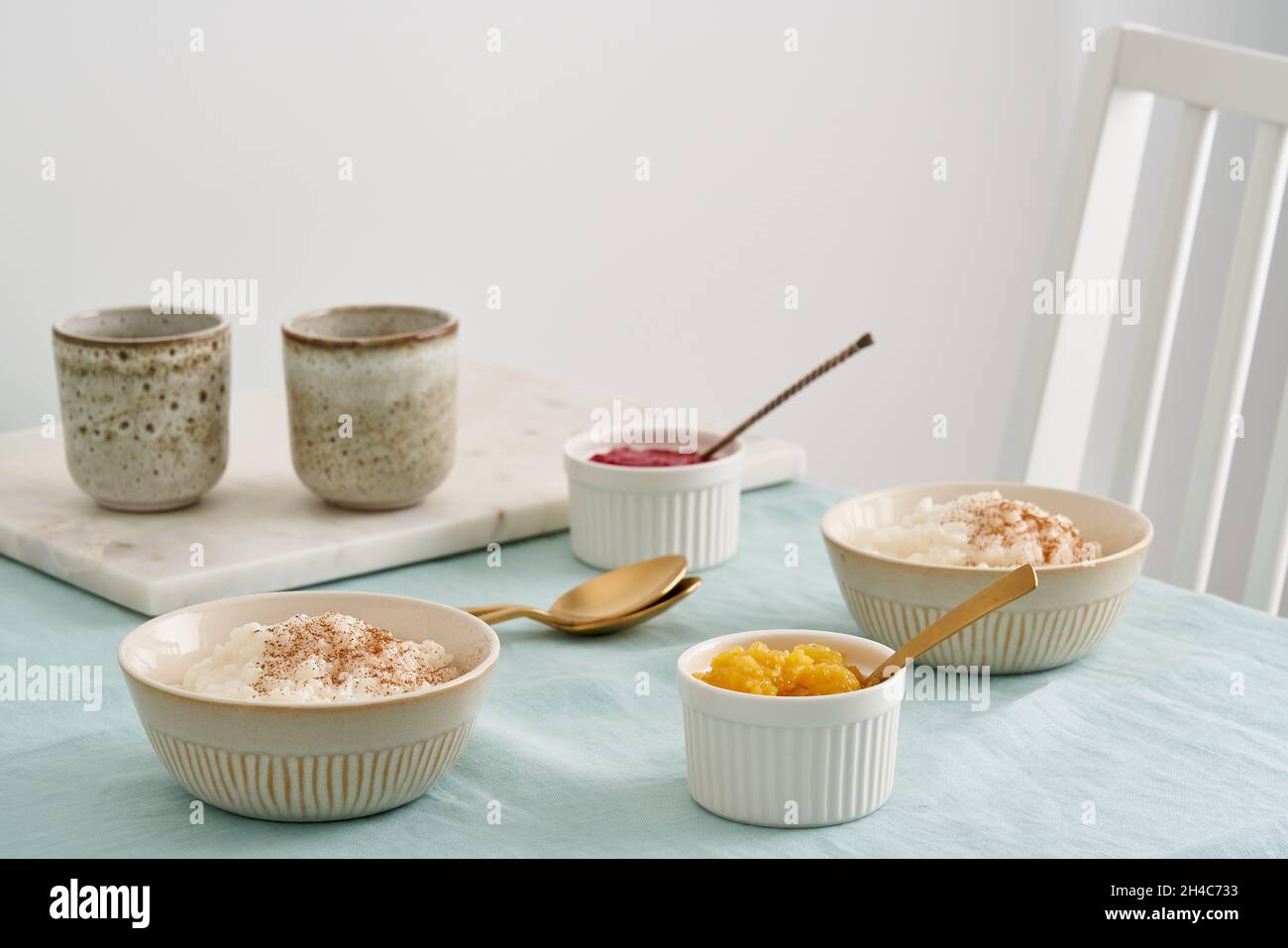 Domenica mattina colazione o pranzo con due ciotole di riso al latte francese porridge dessert. Budino di riso Foto Stock