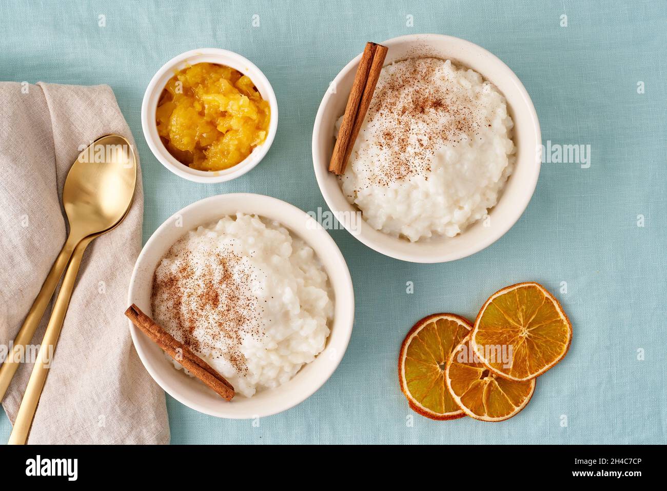 Budino di riso. Comfort cibo invernale. Due ciotole di dieta sana vegana senza glutine fodmap Foto Stock