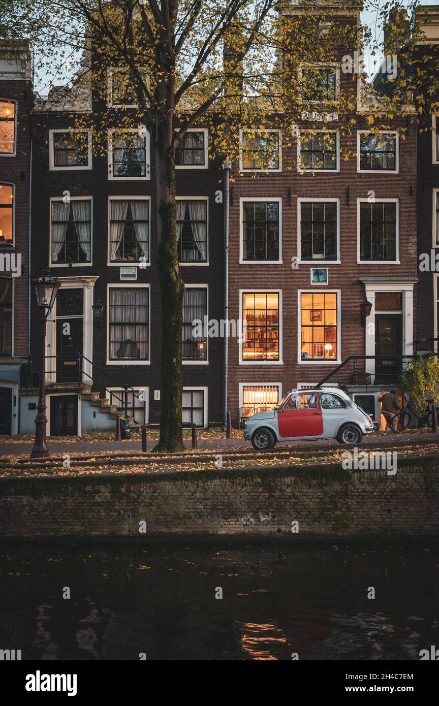 Auto d'epoca parcheggiata in un canale di Amsterdam, Olanda Foto Stock