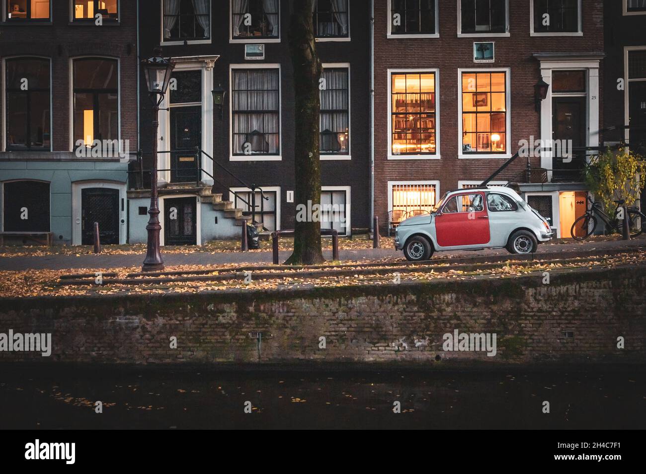Auto d'epoca parcheggiata in un canale di Amsterdam, Olanda Foto Stock