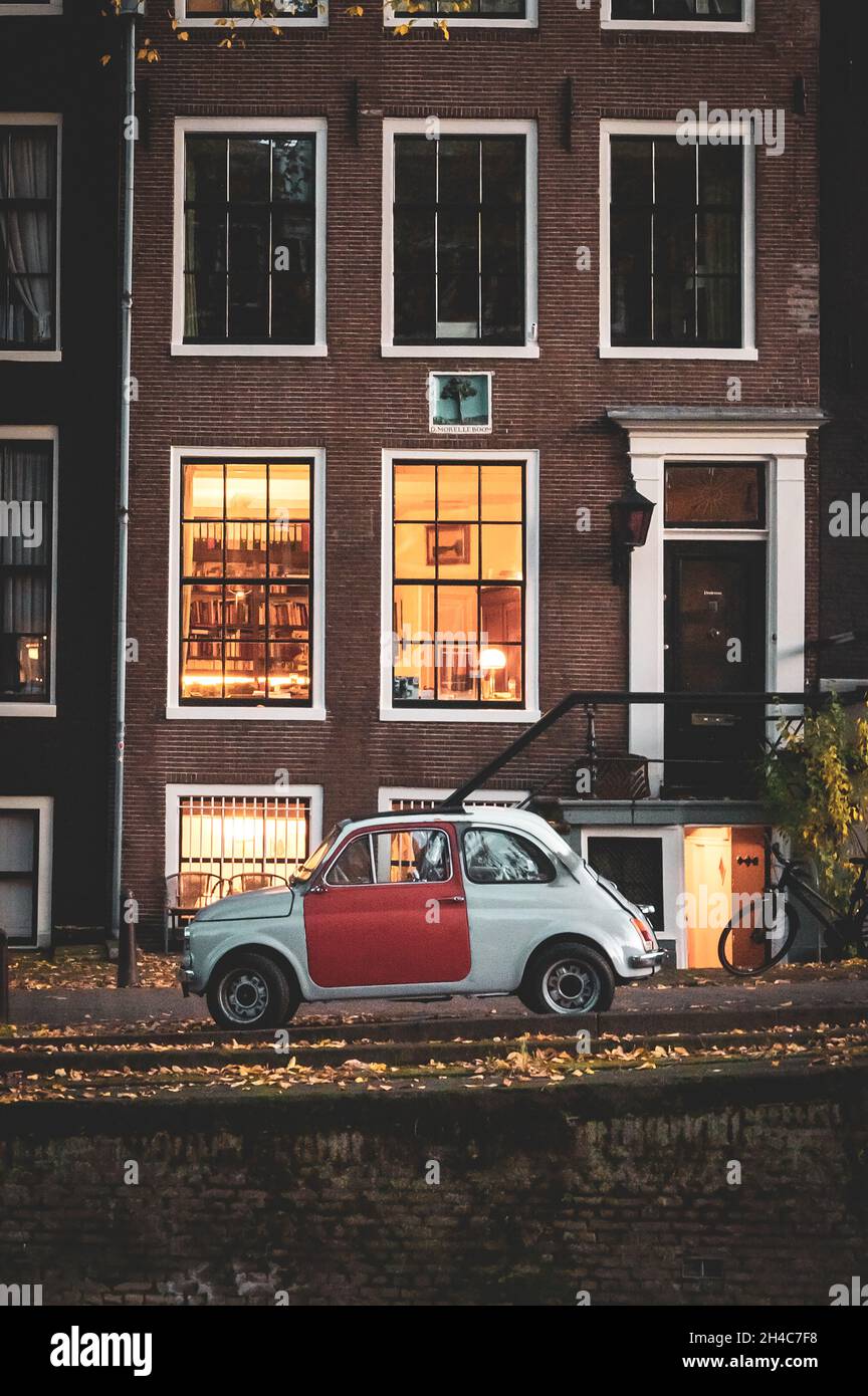 Auto d'epoca parcheggiata in un canale di Amsterdam, Olanda Foto Stock