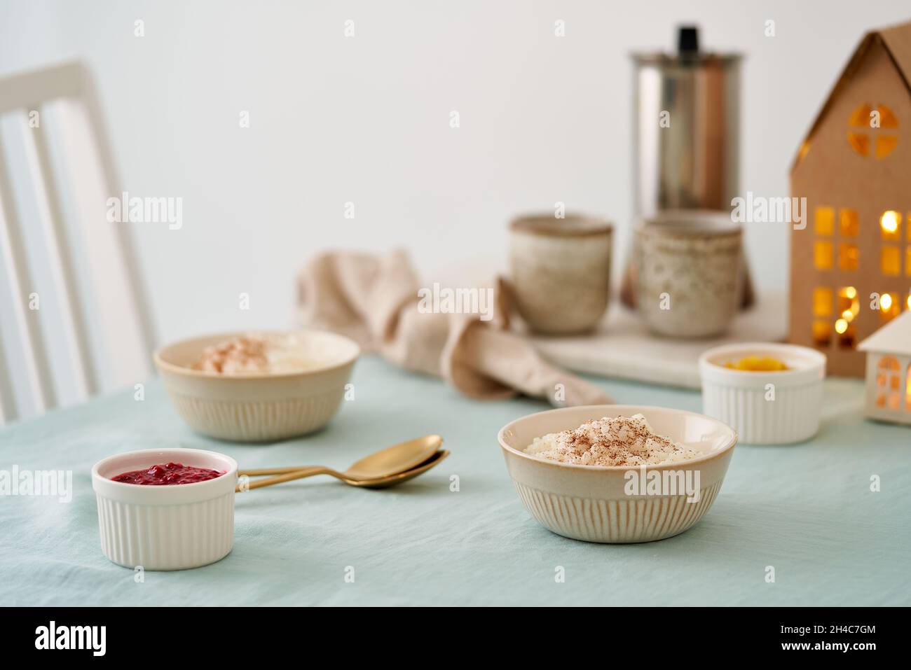 Accogliente atmosfera di Natale mattina o sera con tradizione di cibo di Natale. Budino di riso Foto Stock