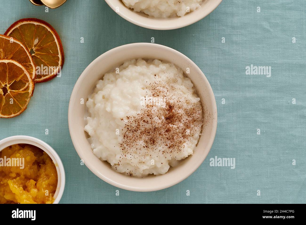Budino di riso. Comfort cibo invernale. Dessert al porridge di riso al latte francese con latte di cocco, marmellata d'arancia Foto Stock