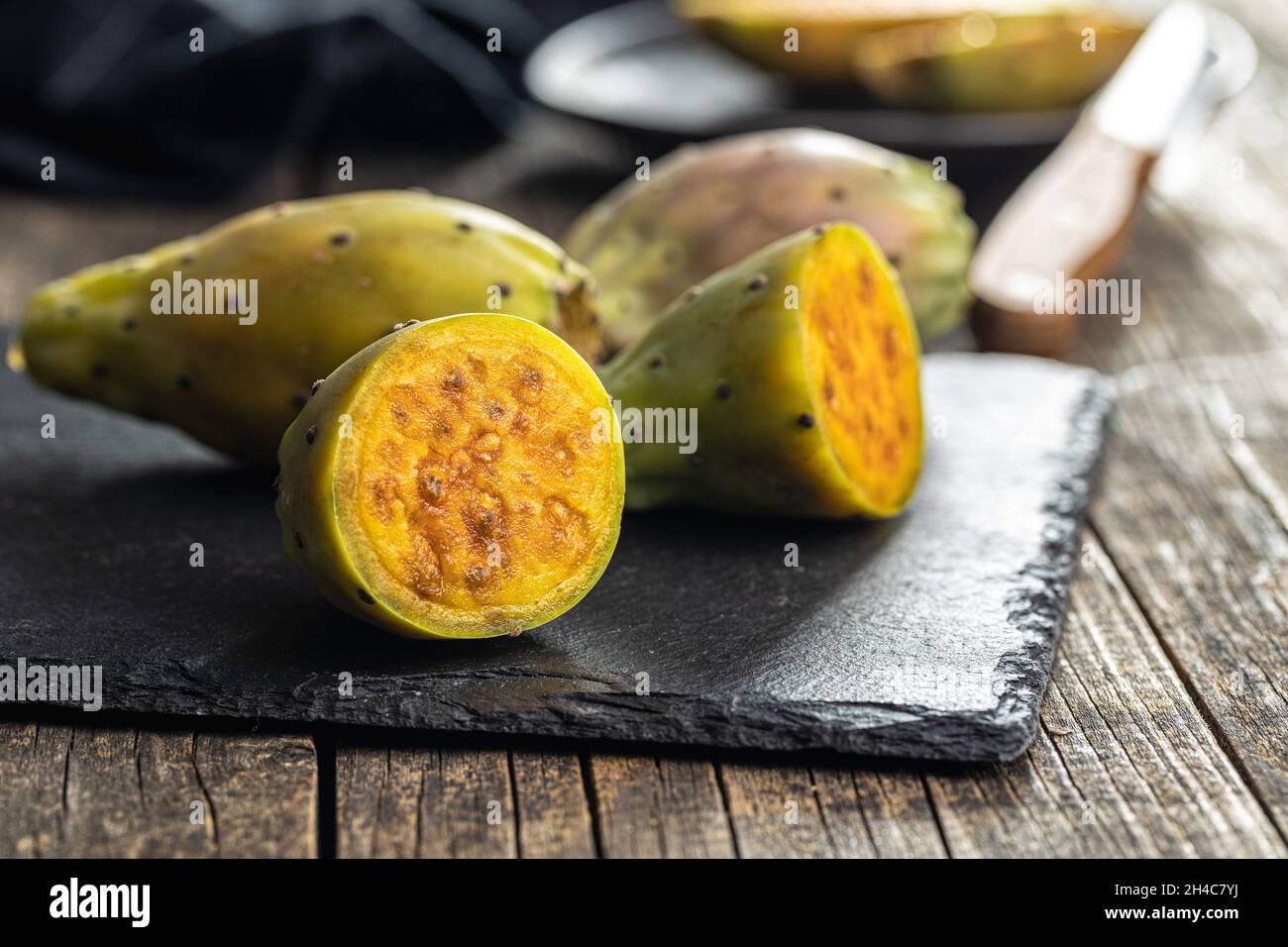 Pere crude. Opuntia o cactus indiano di fico su tagliere. Foto Stock