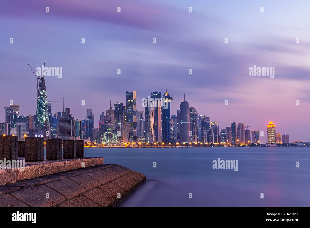 Vista aerea panoramica dello skyline di westbay Doha alla luce del giorno, la West Bay e' uno dei quartieri piu' prominenti dello skyline di Doha Foto Stock